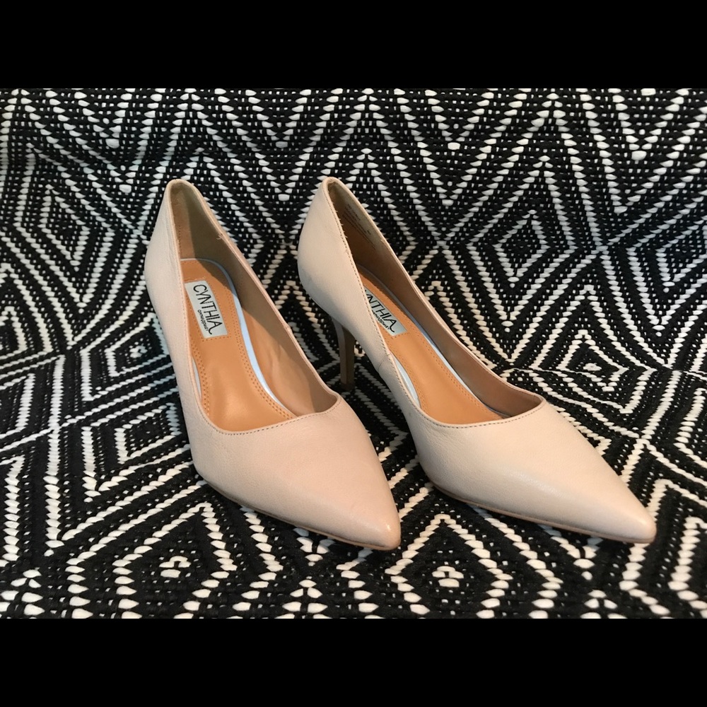 Nude pumps